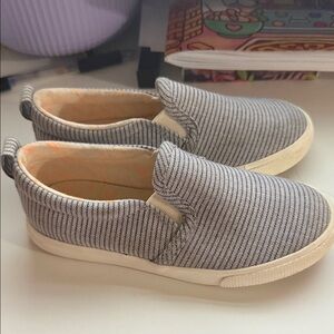 Cat & Jack Kids Slip-On Sneakers in Gray and Cream GUC size 10 boy unisex
